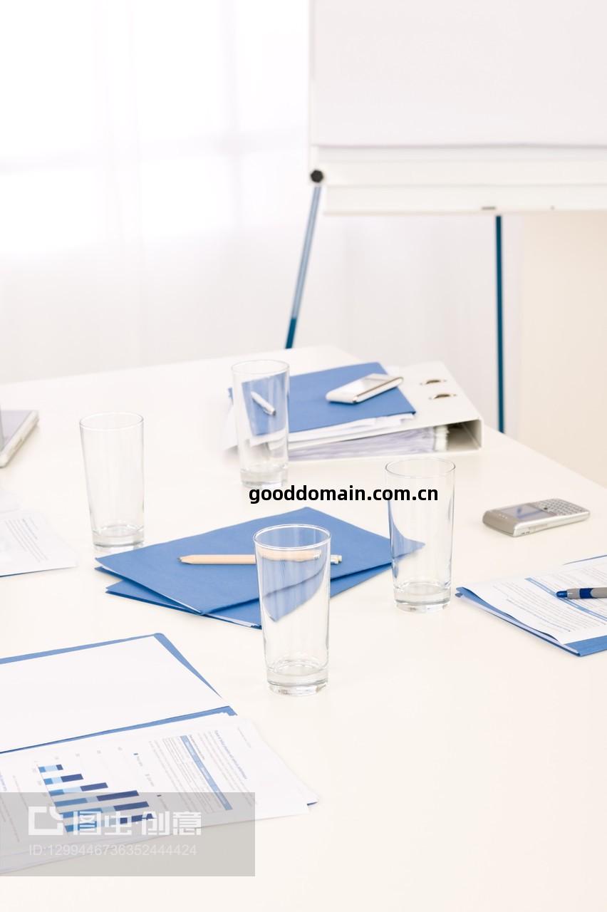 商務(wu)會議(yi)前(qian) 桌(zhuo)上(shang)辦公用品(pin)的(de)精(jing)細(xi)準備(bei)與銷售(shou)策(ce)略